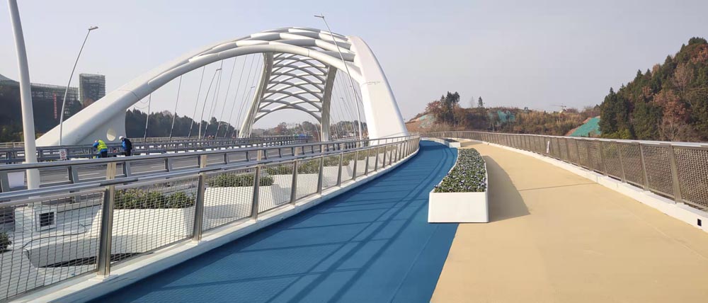 成都东部新区绛溪河大桥彩色铺装